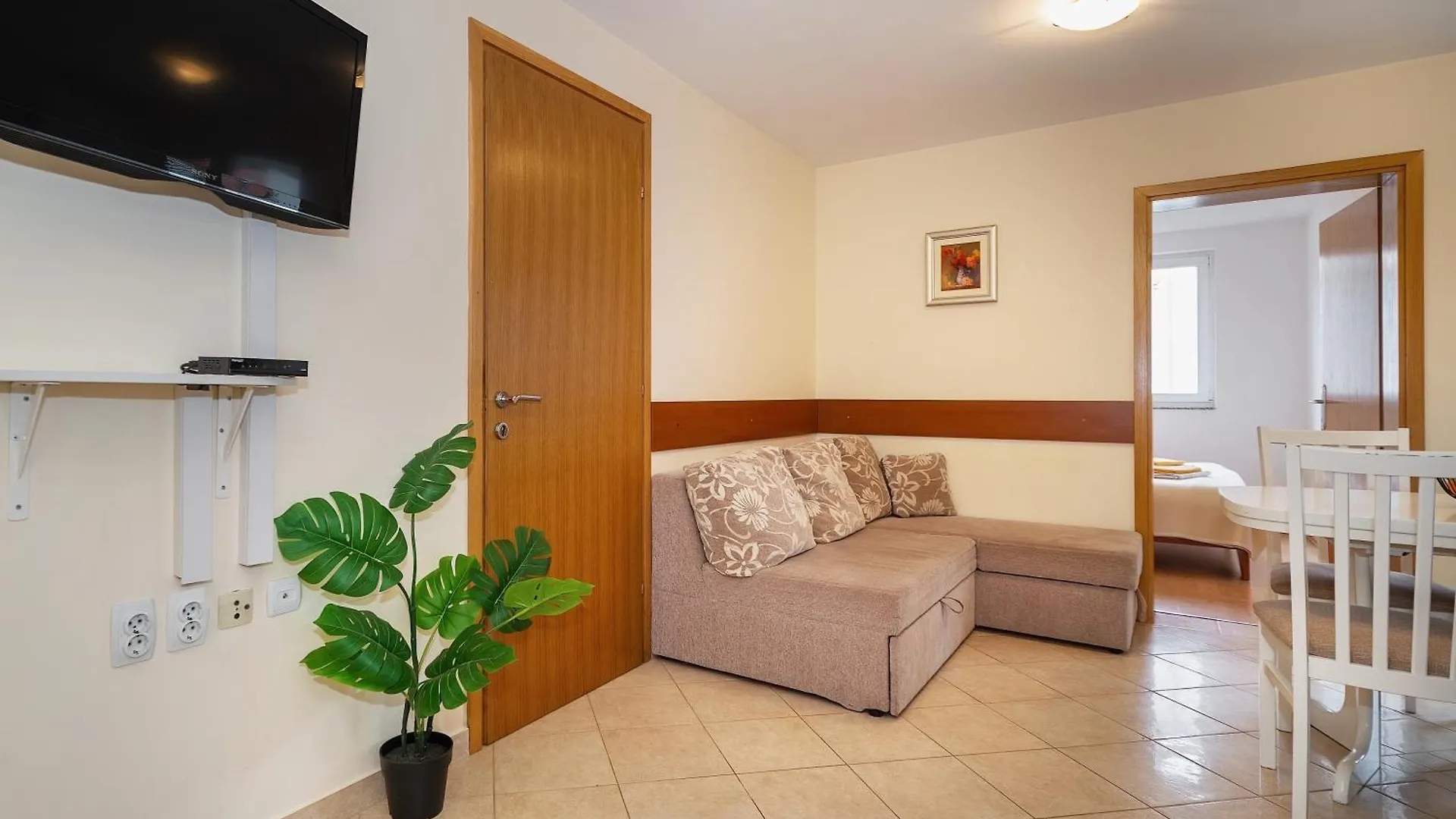 Apartments Tudor With Balcony Baska  Baska (Krk)