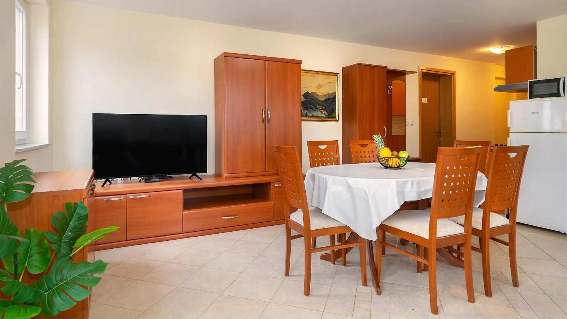 Apartments Tudor With Balcony Baska