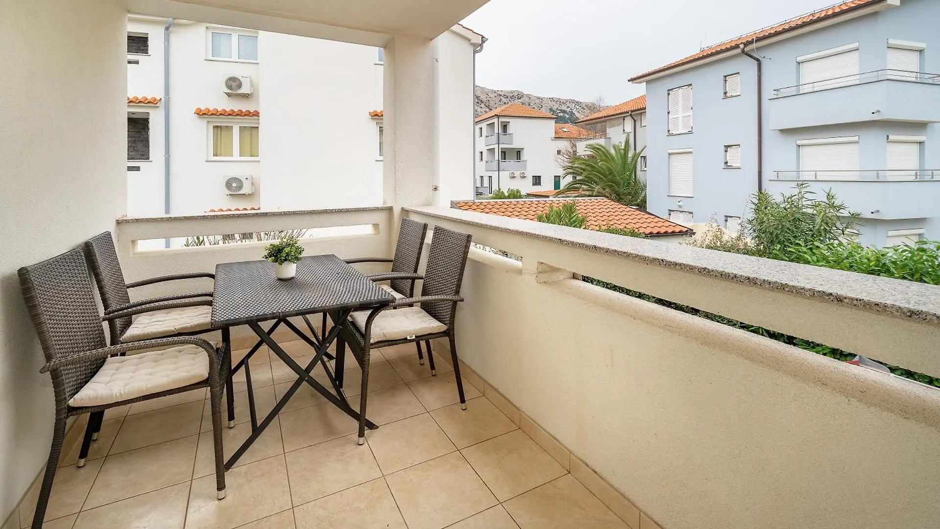 Apartments Tudor With Balcony Baska