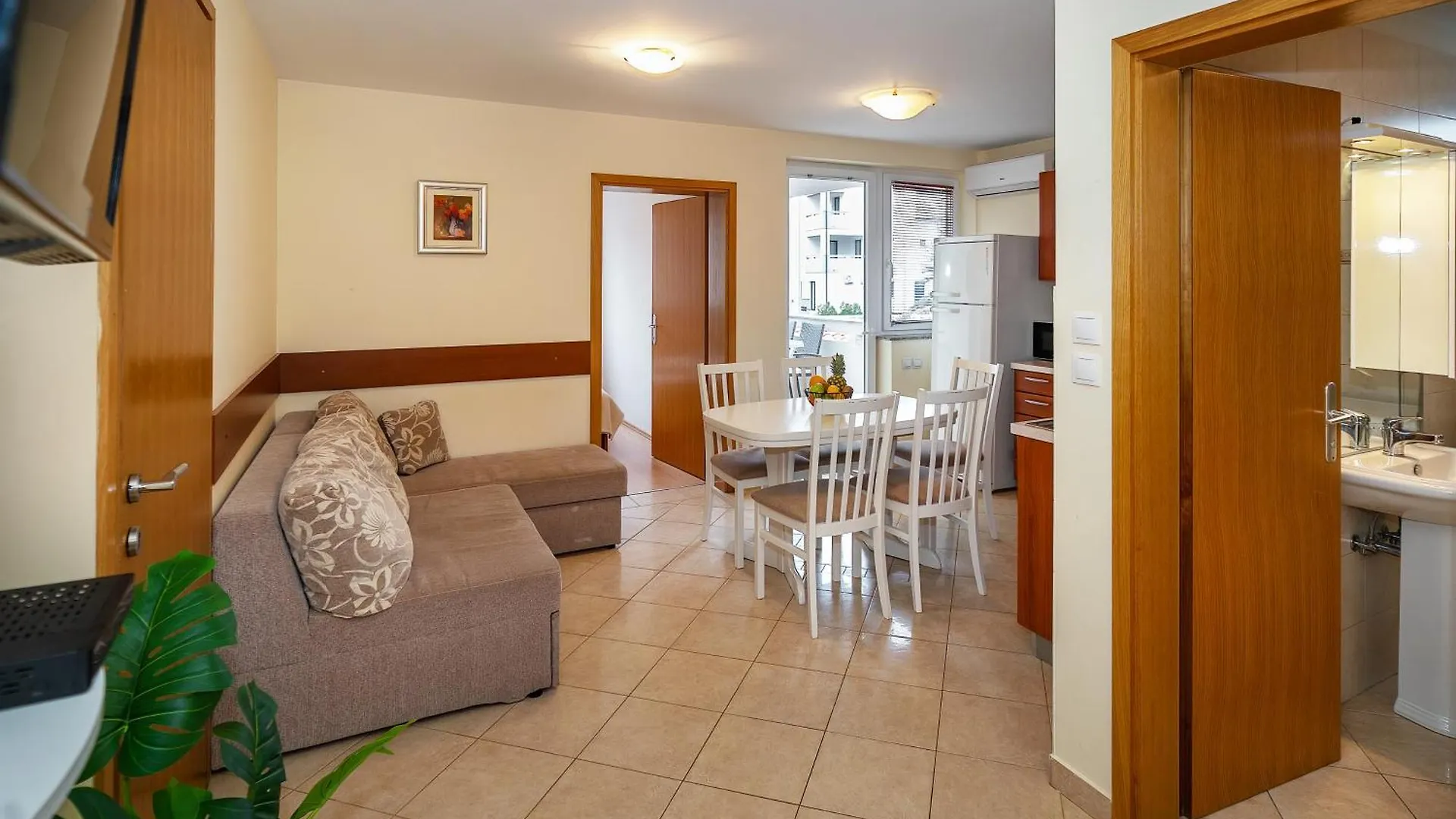 Apartments Tudor With Balcony Baska
