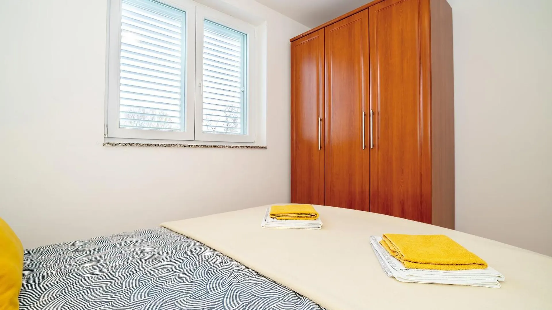 Apartments Tudor With Balcony Baska  Baska (Krk)