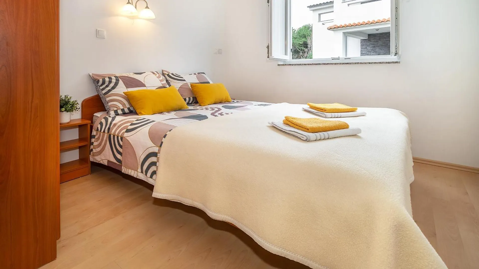 Apartments Tudor With Balcony Baska  Croatia