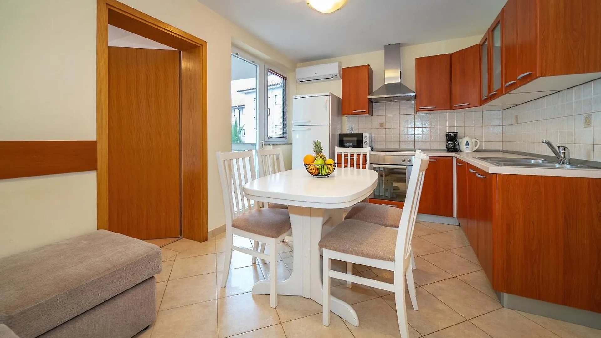 Apartments Tudor With Balcony Baska