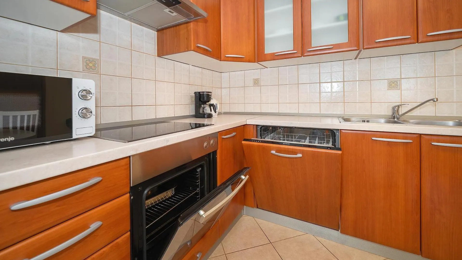 Apartments Tudor With Balcony Baska   Baska (Krk)